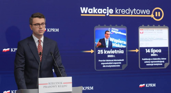 Wakacje kredytowe: kredytobiorcy powinni zwr&oacute;cić uwagę, kiedy i o kt&oacute;rej godzinie składają wniosek