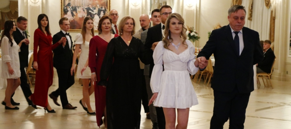 Na dąbrowskiej Studni&oacute;wce padły długo wyczekiwane słowa &bdquo;Poloneza czas zacząć&rdquo; [ Zdjęcia]