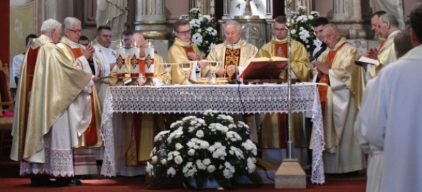 Jubileusz święceń kapłańskich Arcybiskupa Szymeckiego. Do Sok&oacute;łki zjechało blisko 150 księży [Zdjęcia]