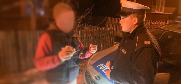Poprosił policjant&oacute;w o odblaski - dostał jedzenie i schronienie