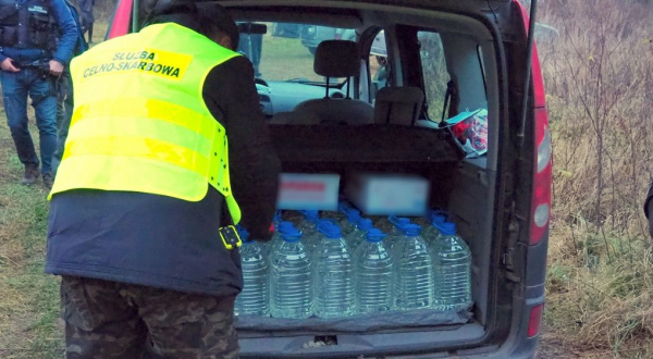 Bimbrownia w oborze. KAS przechwyciła setki litr&oacute;w nielegalnego alkoholu [Zdjęcia]