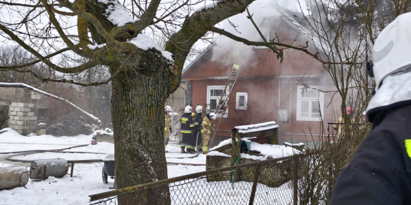 Pożar drewnianego budynku w Osmołowszczyźnie. Trwa akcja strażak&oacute;w
