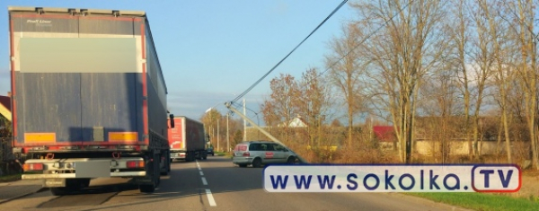 NA SYGNALE: Samoch&oacute;d zderzył się ze słupem [Zdjęcia]
