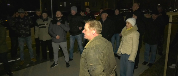 Około 40 os&oacute;b protestowało pod Komisariatem Policji w Dąbrowie Białostockiej [Film]