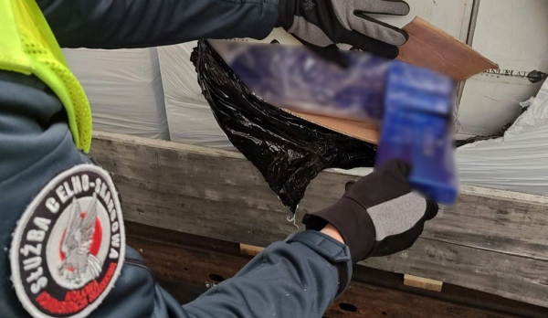 Ponad p&oacute;ł miliona paczek papieros&oacute;w zamiast mebli. KAS udaremniła przemyt papieros&oacute;w