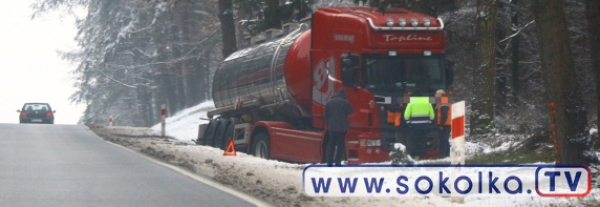 NA SYGNALE: Cysterna "wylądowała" na poboczu drogi [Zdjęcia]