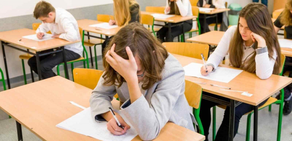 Egzamin &oacute;smoklasisty już za tydzień. Nauczyciele robią "pauzę&rdquo; w strajku