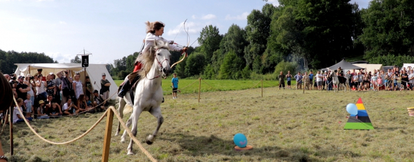 Wybitny popis łucznictwa konnego w wykonaniu Anny Sok&oacute;lskiej [Film]