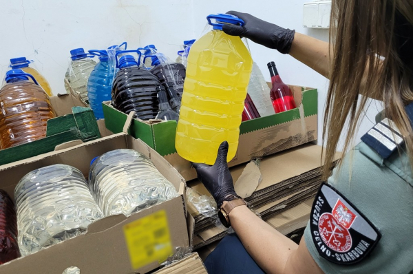 KAS skontrolowała przesyłki kurierskie, znalazła 600 litr&oacute;w alkoholu [Zdjęcia]