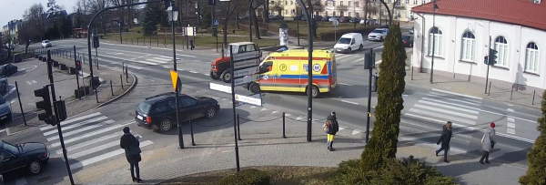 Niebezpieczne zdarzenie z udziałem ciągnika rolniczego i karetki pogotowia ratunkowego w Sok&oacute;łce [Film]