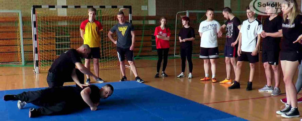 Policjanci uczyli samoobrony [Film]