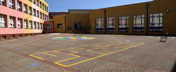 &bdquo;Jak nie komputer to co?&rdquo; Pomysłowe wykorzystanie placu SP w Dąbrowie Białostockiej [Film]