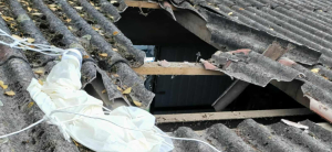 Balon z kontrabandą uszkodził garaż i samoch&oacute;d w gminie Szepietowo.