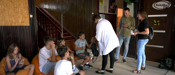 Kroniki, archiwalne filmy i kiermasz skarb&oacute;w z dąbrowskiego MGOK [Film]