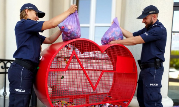 Sok&oacute;lscy policjanci nakręcili się na pomaganie