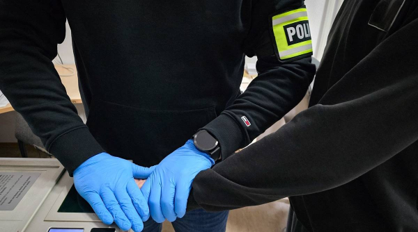 18 i 28-latek pobili swoją ofiarę, a następnie zabrali telefon i klucze