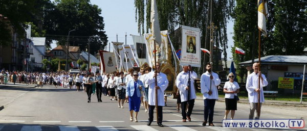 Wierni przeszli ulicami Dąbrowy Białostockiej w święto Bożego Ciała [Film i Zdjęcia]