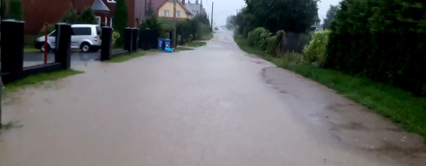INTERWENCJA: Podtopieni mieszkańcy ul. Pogodnej w Kuźnicy [Film]