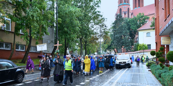 Z Białegostoku przez Szudziałowo i Kuźnicę do Wilna. Pielgrzymi zn&oacute;w ruszyli drogą pokoju.