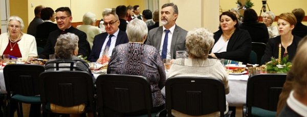 Mieszkańcy Lipska łamali się opłatkiem, śpiewali kolędy tworząc w ten spos&oacute;b rodzinny nastr&oacute;j [Film i Zdjęcia]