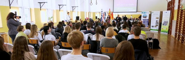 Uczniowie z zagranicznych szk&oacute;ł wzięli udział w konferencji ekologicznej w dąbrowskim liceum [Film]
