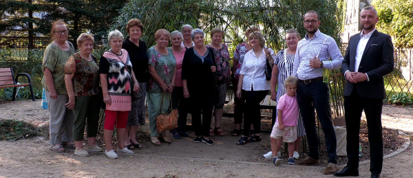 Dąbrowscy seniorzy utrwalili rzeczkę &bdquo;Kropiwna&rdquo; na plenerze malarskim [Film]