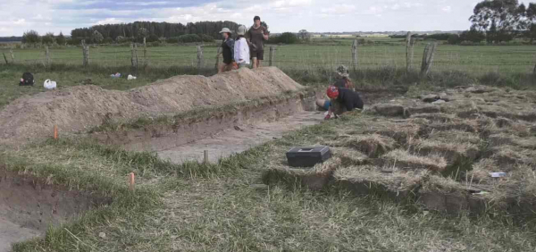 Grodzisko obronne na środku pastwiska w Jatwiezi Dużej [Film]