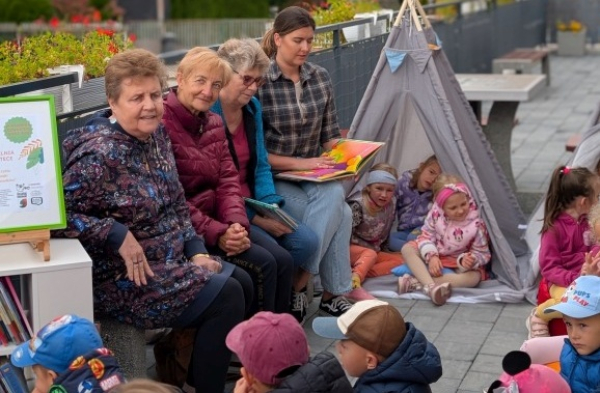 &bdquo;Tradycyjne bajki naszych Babć i Dziadk&oacute;w&rdquo;-kolejny raz czytali wsp&oacute;lnie baśnie