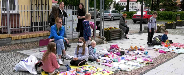 Jak podarować drugie życie zabawkom? Sprzedać na bazarku zabawek w Sok&oacute;łce [Film]