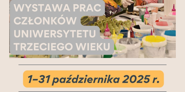 Seniorzy z UTW w Sok&oacute;łce prezentują swoje prace w bibliotece.