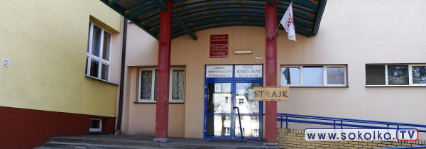 Plakaty na drzwiach, puste korytarze. Nauczyciele z dąbrowskiej podstaw&oacute;wki strajkują [Film]