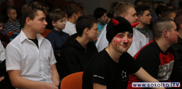 Młodzież w R&oacute;żanymstoku śpiewająco obchodziła imieniny  Św.Cecylii [Film i Zdjęcia]