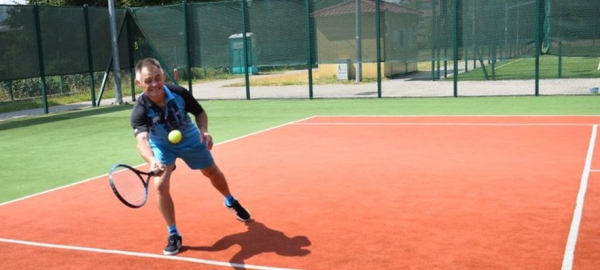 Tenis ziemny na p&oacute;łmetku [Plakat]