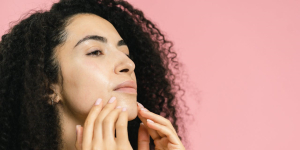 Widoczne naczynka i zaczerwienienia po mikrourazach sk&oacute;ry