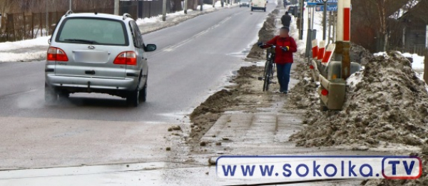 INTERWENCJA: Sp&oacute;r o odśnieżanie chodnika przy przejeździe kolejowym [Zdjęcia]